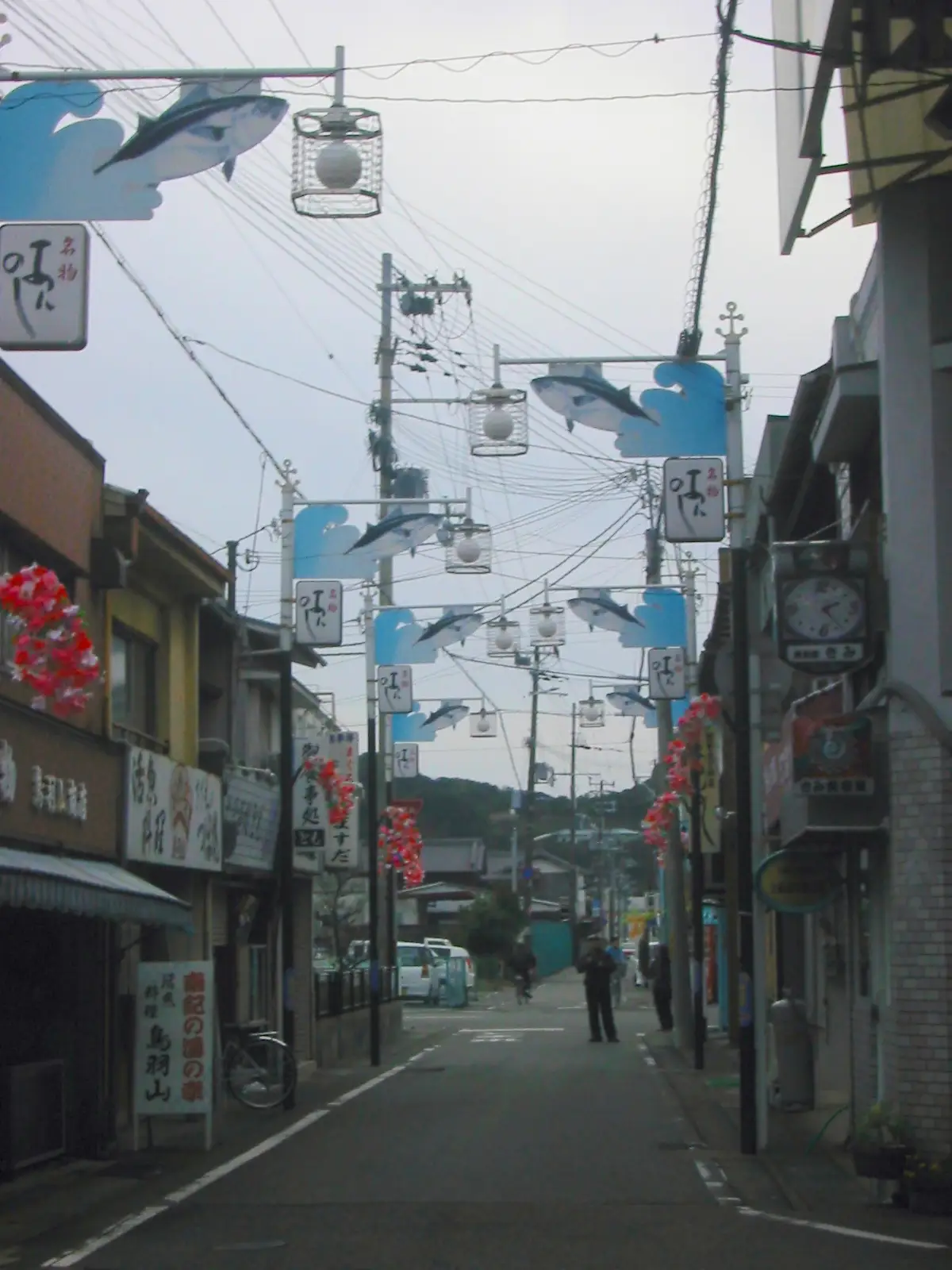 マグロ形の飾りが街灯に付いた紀伊勝浦の商店街
