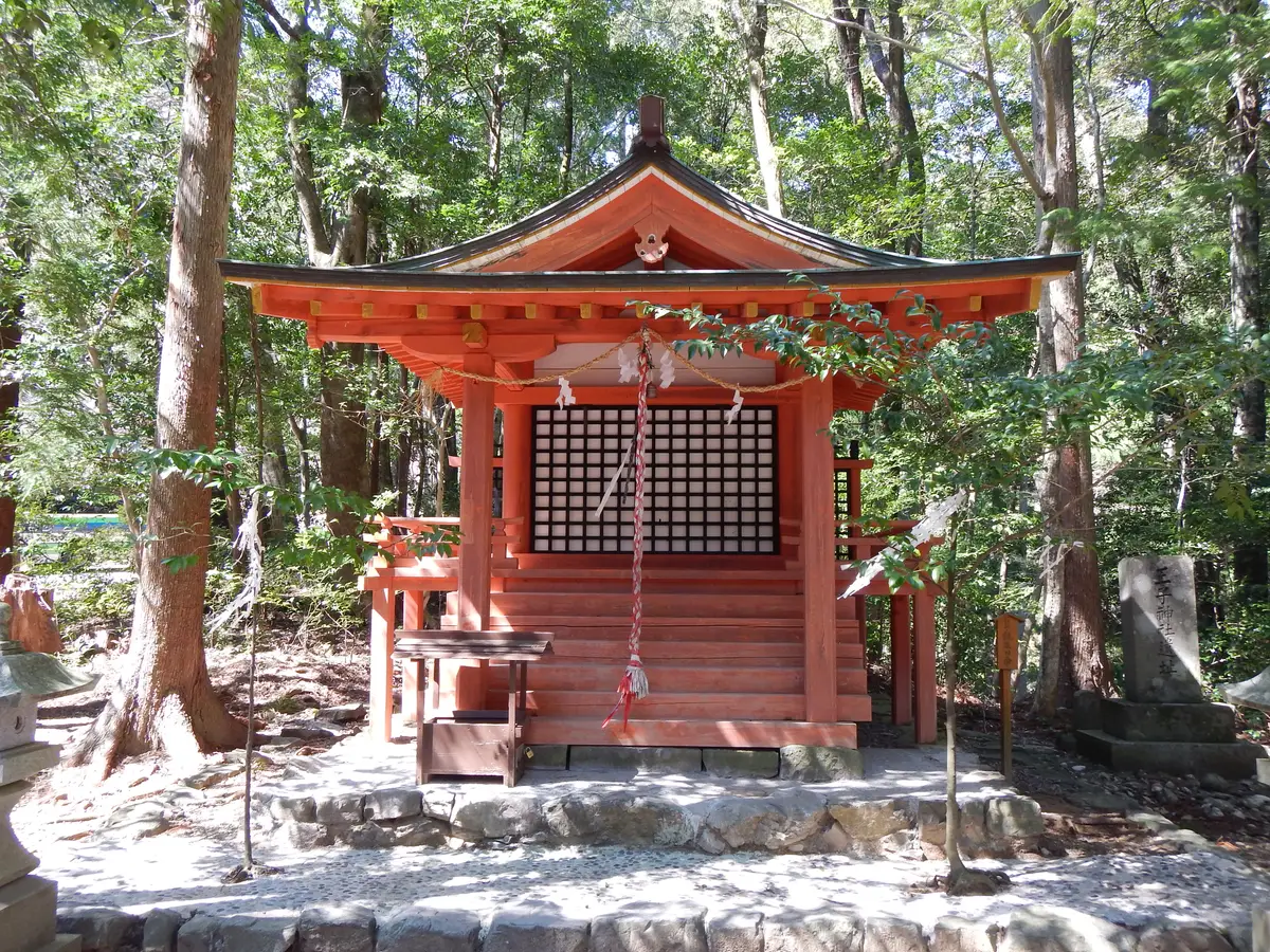 森林中朱紅色的小神社發心門王子
