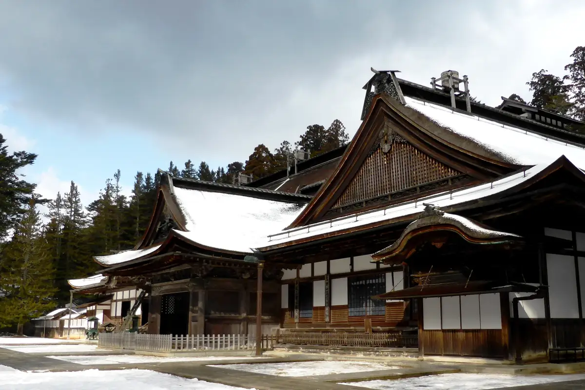 2月、屋根と境内に雪が積もった高野山・金剛峯寺