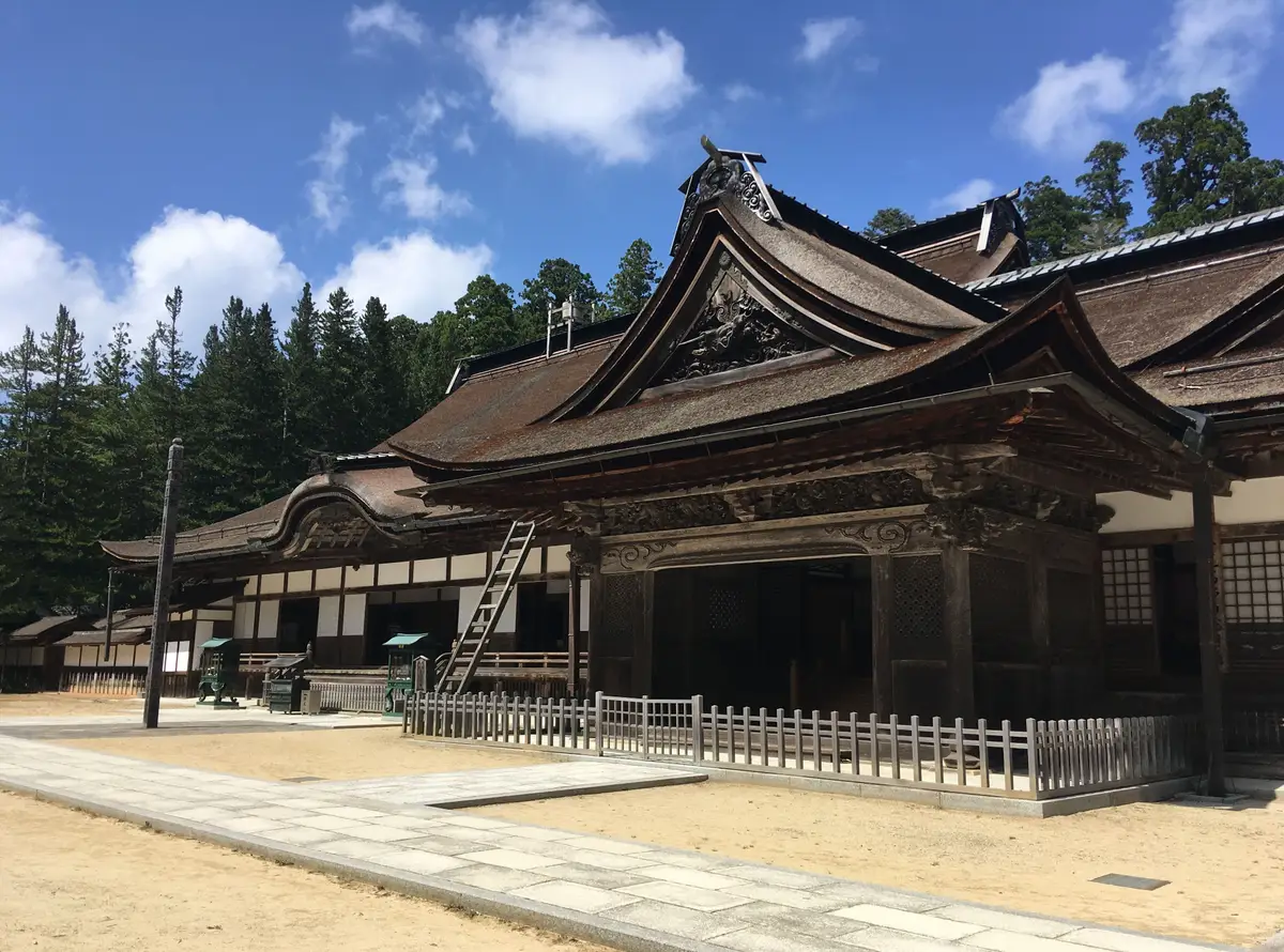 藍天下的高野山真言宗總本山金剛峯寺主殿