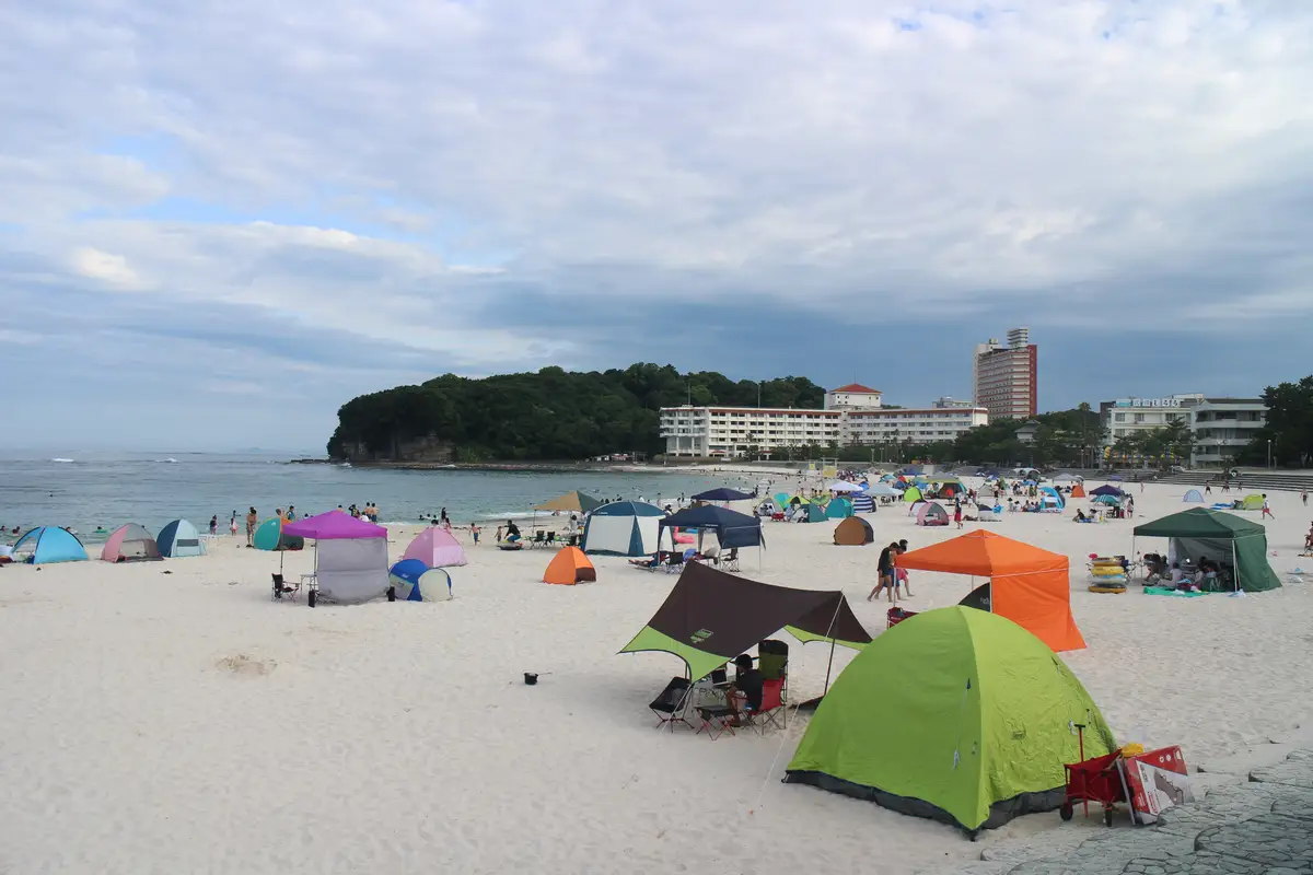 7月下旬、テントやパラソルが並ぶ白良浜