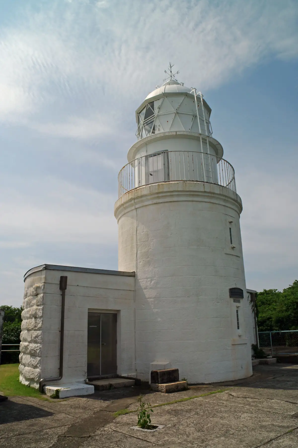 白色石造的友島燈塔