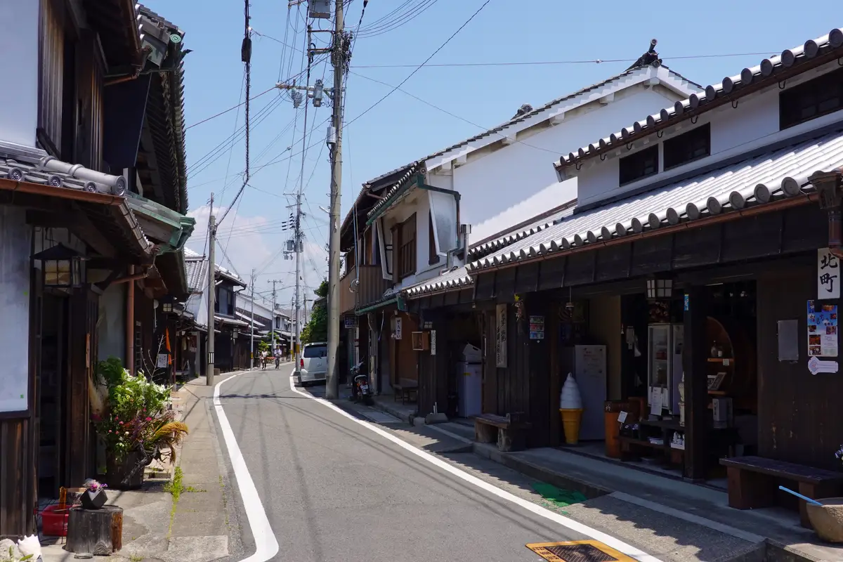 瓦屋根の町家が並ぶ湯浅の町並み