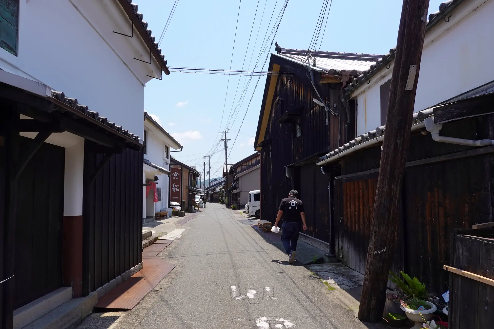 和歌山県湯浅町、黒い木壁と白漆喰の醤油蔵が並ぶ保存地区の町並み